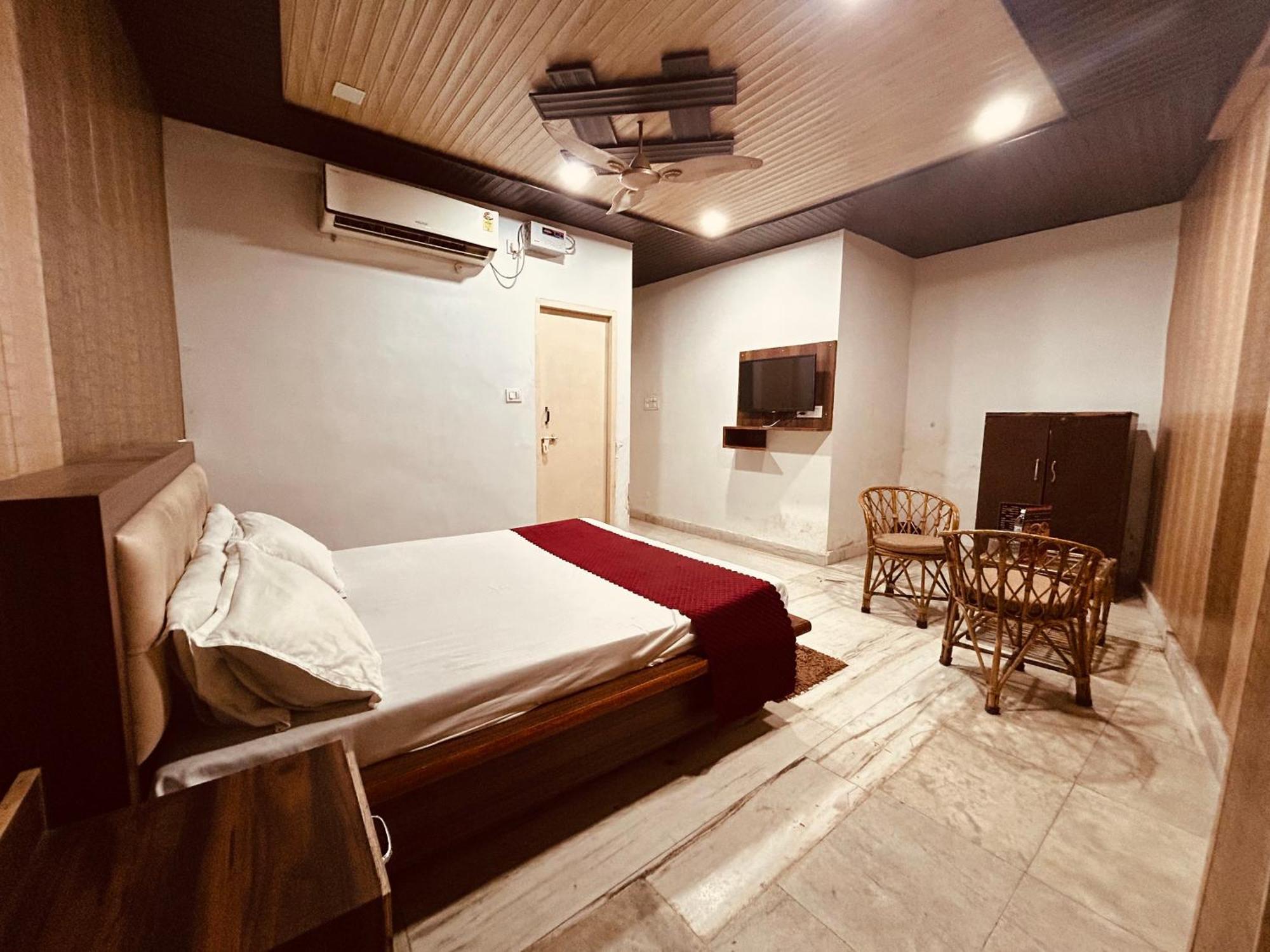 The For You Hotel & Restaurant Rishikesh Exterior photo